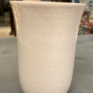 A Chinese white-glazed anhua-decorated 'peony' cup, Xuande mark, Kangxi — 照片 14