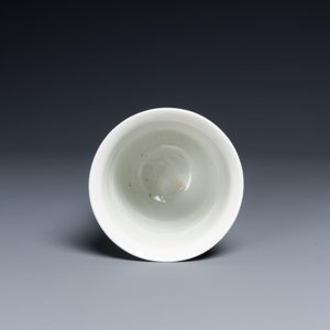 A Chinese white-glazed anhua-decorated 'peony' cup, Xuande mark, Kangxi — 照片 6