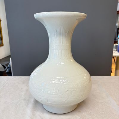 A Chinese white-glazed 'Bats among Clouds' vase with relief design, Qianlong/Jiaqing — foto 4
