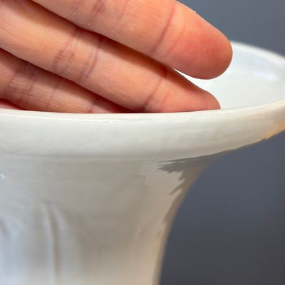 A Chinese white-glazed 'Bats among Clouds' vase with relief design, Qianlong/Jiaqing — foto 5