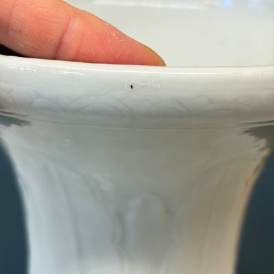 A Chinese white-glazed 'Bats among Clouds' vase with relief design, Qianlong/Jiaqing — foto 6