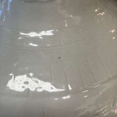 A Chinese white-glazed 'Bats among Clouds' vase with relief design, Qianlong/Jiaqing — foto 7