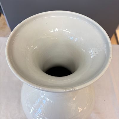 A Chinese white-glazed 'Bats among Clouds' vase with relief design, Qianlong/Jiaqing — foto 8