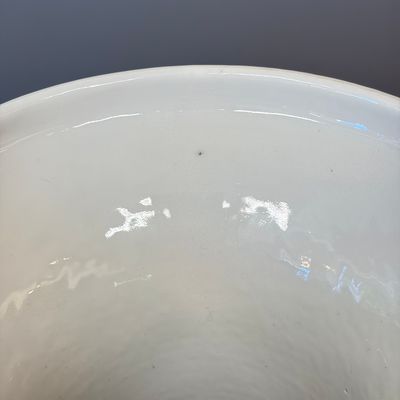 A Chinese white-glazed 'Bats among Clouds' vase with relief design, Qianlong/Jiaqing — foto 10