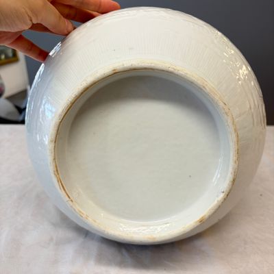 A Chinese white-glazed 'Bats among Clouds' vase with relief design, Qianlong/Jiaqing — foto 11