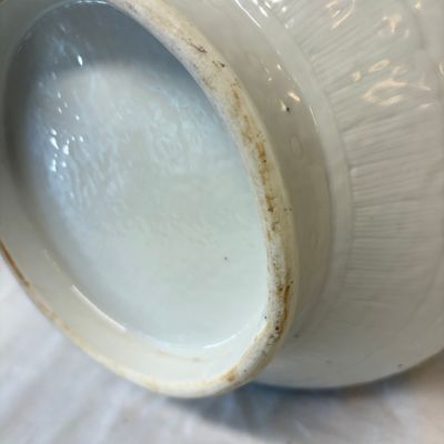 A Chinese white-glazed 'Bats among Clouds' vase with relief design, Qianlong/Jiaqing — foto 13