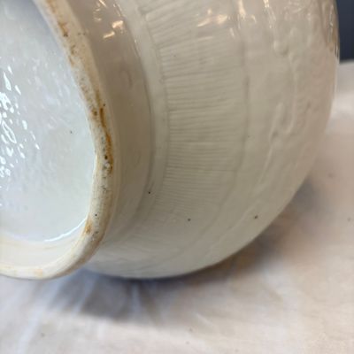 A Chinese white-glazed 'Bats among Clouds' vase with relief design, Qianlong/Jiaqing — foto 14