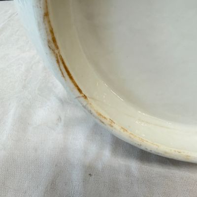 A Chinese white-glazed 'Bats among Clouds' vase with relief design, Qianlong/Jiaqing — foto 15