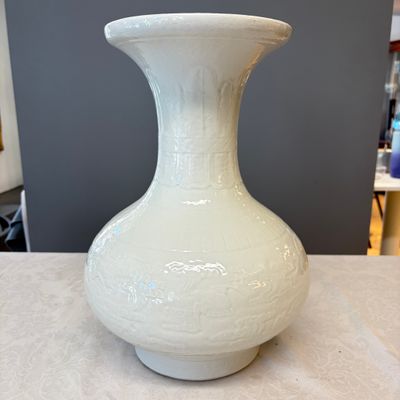 A Chinese white-glazed 'Bats among Clouds' vase with relief design, Qianlong/Jiaqing — foto 1