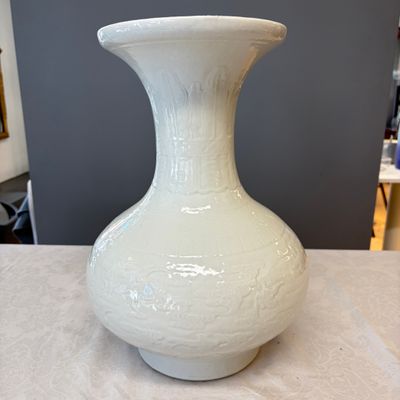 A Chinese white-glazed 'Bats among Clouds' vase with relief design, Qianlong/Jiaqing — foto 2