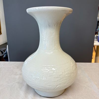 A Chinese white-glazed 'Bats among Clouds' vase with relief design, Qianlong/Jiaqing — foto 3