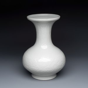 A Chinese white-glazed 'Bats among Clouds' vase with relief design, Qianlong/Jiaqing — foto 1