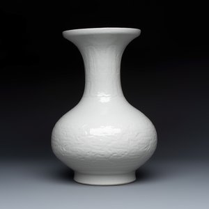 A Chinese white-glazed 'Bats among Clouds' vase with relief design, Qianlong/Jiaqing — foto 2