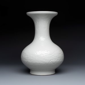 A Chinese white-glazed 'Bats among Clouds' vase with relief design, Qianlong/Jiaqing — foto 3