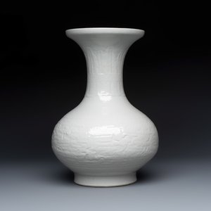 A Chinese white-glazed 'Bats among Clouds' vase with relief design, Qianlong/Jiaqing — foto 4