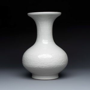 A Chinese white-glazed 'Bats among Clouds' vase with relief design, Qianlong/Jiaqing — foto 5