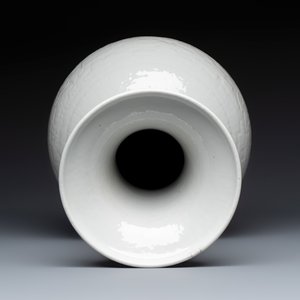 A Chinese white-glazed 'Bats among Clouds' vase with relief design, Qianlong/Jiaqing — foto 6