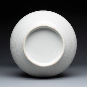 A Chinese white-glazed 'Bats among Clouds' vase with relief design, Qianlong/Jiaqing — foto 7