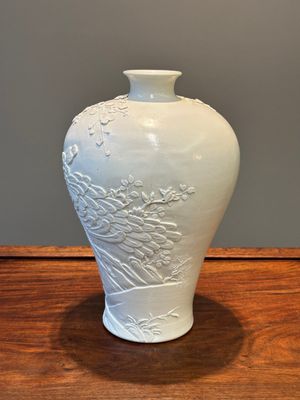 A Chinese white-glazed biscuit 'meiping' vase, signed Wang Bingrong 王炳榮, 19/20th C. — photo 2