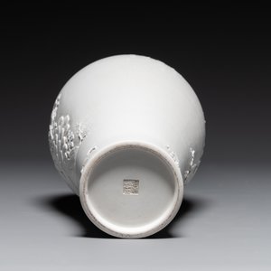 A Chinese white-glazed biscuit 'meiping' vase, signed Wang Bingrong 王炳榮, 19/20th C. — photo 6