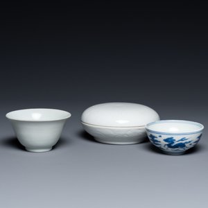 A Chinese white-glazed bowl, a small blue and white bowl and a covered box with incised design, Ming and Qing — photo 2