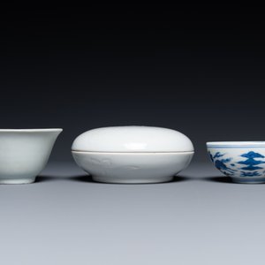A Chinese white-glazed bowl, a small blue and white bowl and a covered box with incised design, Ming and Qing — photo 4