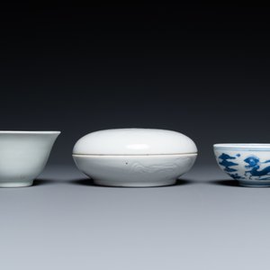 A Chinese white-glazed bowl, a small blue and white bowl and a covered box with incised design, Ming and Qing — photo 6