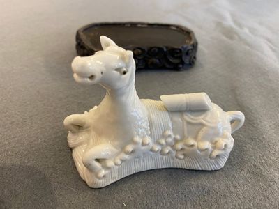 A Chinese white-glazed brush rest in the shape of a resting horse in a wavy sea, 18th C. — photo 2