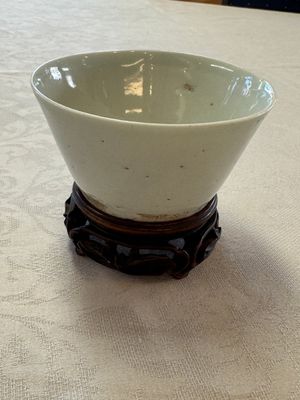 A Chinese white-glazed cup on a wooden stand, 17th C. — photo 1