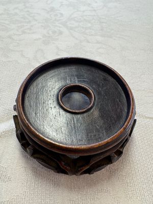 A Chinese white-glazed cup on a wooden stand, 17th C. — photo 17