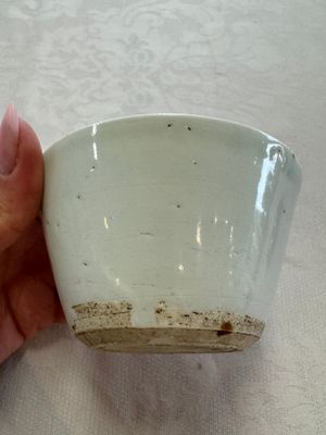 A Chinese white-glazed cup on a wooden stand, 17th C. — photo 2
