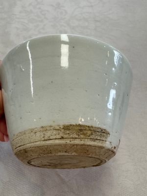 A Chinese white-glazed cup on a wooden stand, 17th C. — photo 3