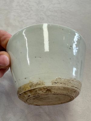 A Chinese white-glazed cup on a wooden stand, 17th C. — photo 4