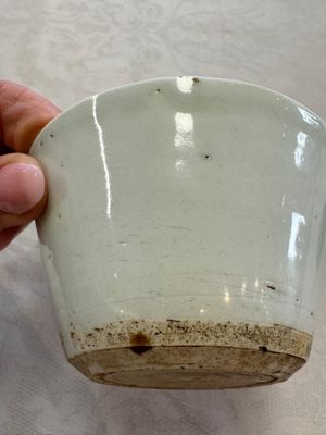 A Chinese white-glazed cup on a wooden stand, 17th C. — photo 5