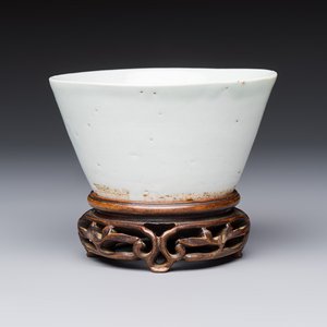 A Chinese white-glazed cup on a wooden stand, 17th C. — photo 1