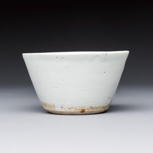 A Chinese white-glazed cup on a wooden stand, 17th C. — photo 2