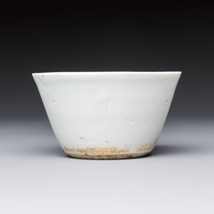 A Chinese white-glazed cup on a wooden stand, 17th C. — photo 3