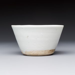 A Chinese white-glazed cup on a wooden stand, 17th C. — photo 4