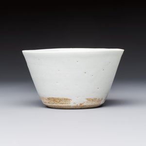 A Chinese white-glazed cup on a wooden stand, 17th C. — photo 5