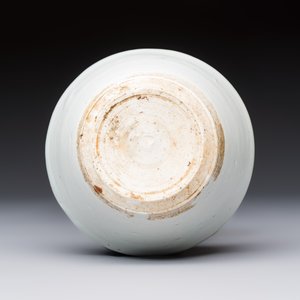 A Chinese white-glazed cup on a wooden stand, 17th C. — photo 7