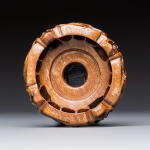 A Chinese white-glazed cup on a wooden stand, 17th C. — photo 9
