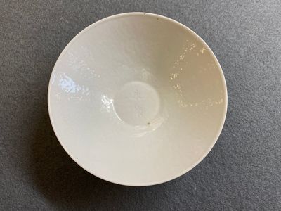 A Chinese white-glazed 'dragon' bowl with anhua design, Yongle mark, Qing — 照片 1