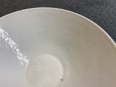 A Chinese white-glazed 'dragon' bowl with anhua design, Yongle mark, Qing — 照片 3