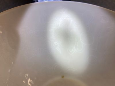 A Chinese white-glazed 'dragon' bowl with anhua design, Yongle mark, Qing — 照片 4