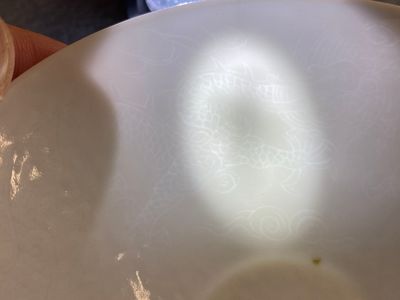 A Chinese white-glazed 'dragon' bowl with anhua design, Yongle mark, Qing — 照片 5