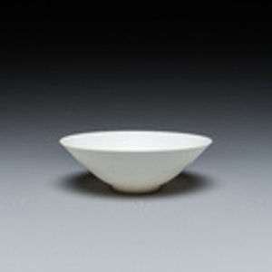 A Chinese white-glazed 'dragon' bowl with anhua design, Yongle mark, Qing — 照片 3