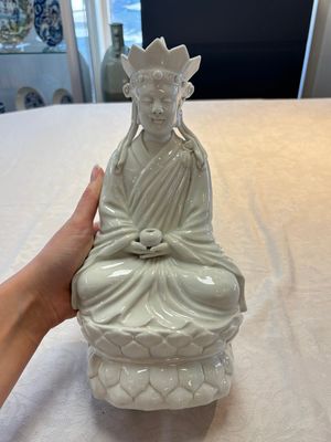 A Chinese white-glazed figure of Xuanzang, Cai Chang Tai 蔡昌泰造 mark, 20th C. — foto 1