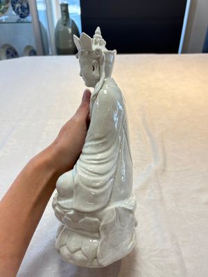 A Chinese white-glazed figure of Xuanzang, Cai Chang Tai 蔡昌泰造 mark, 20th C. — foto 2
