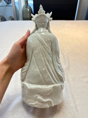 A Chinese white-glazed figure of Xuanzang, Cai Chang Tai 蔡昌泰造 mark, 20th C. — foto 3