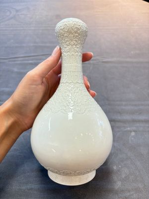 A Chinese white-glazed garlic-head vase and a robin’s egg-glazed vase, Qianlong mark, 20th C. — 照片 1